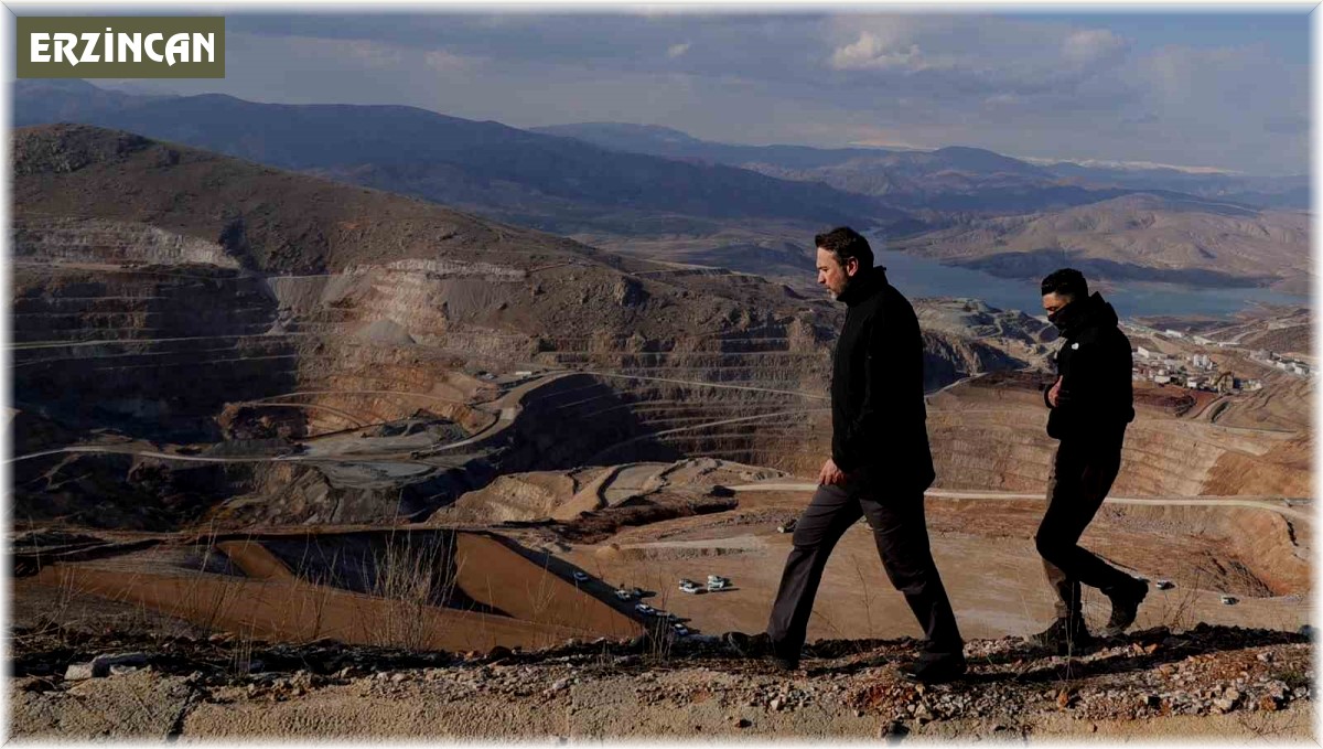 Bakan Bayraktar, maden sahasını toprak altında kalan madencilerin yakınlarıyla inceledi