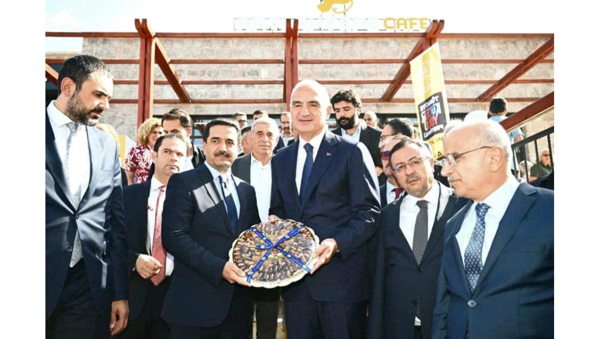 Bakan Ersoy, Battalgazi'nin seramik eserlerini inceledi