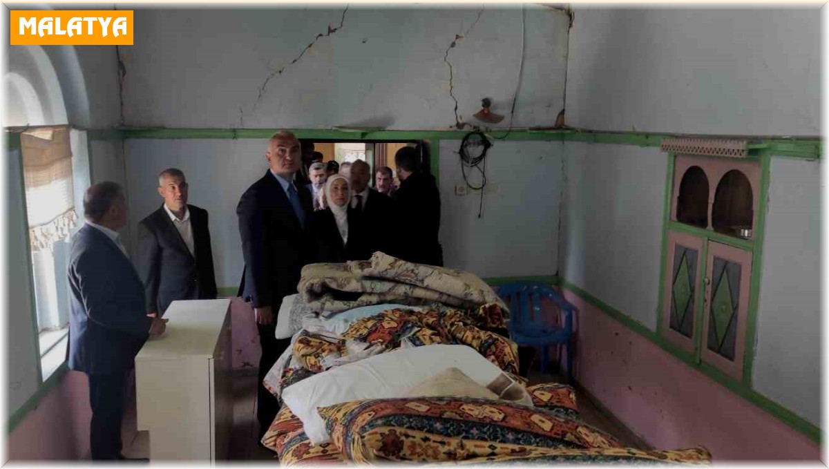 Bakan Ersoy, depremde hasar alan cemevini ziyaret etti