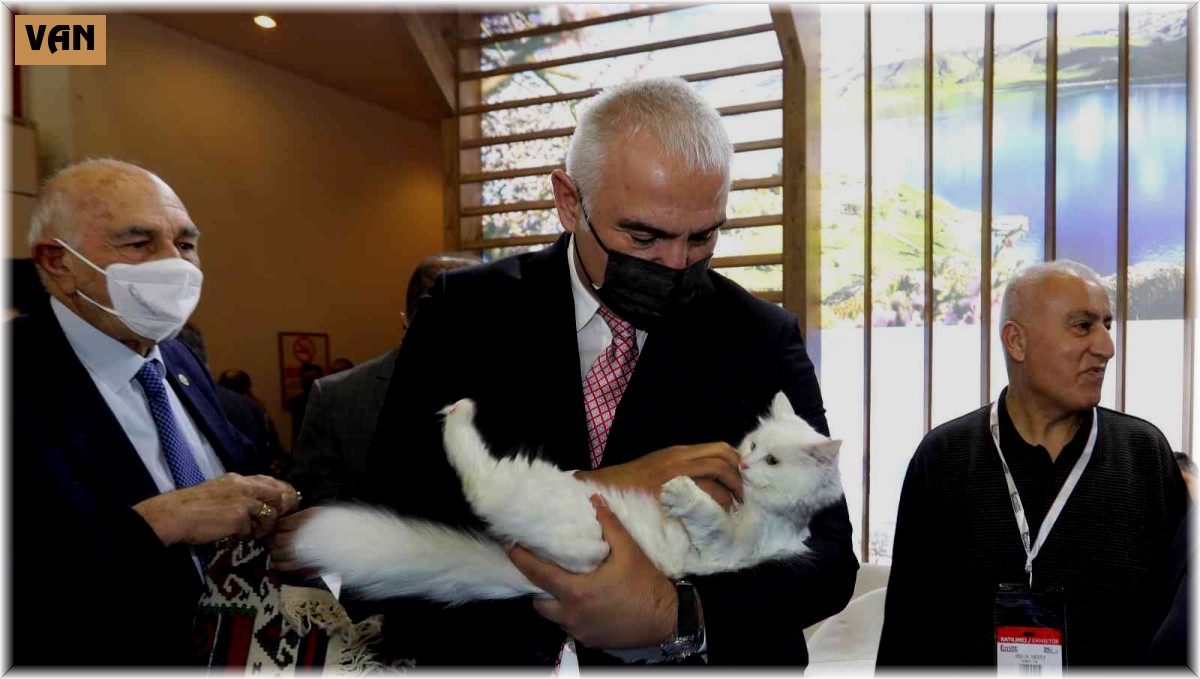 Bakan Ersoy, EMITT'te Van standını ziyaret etti