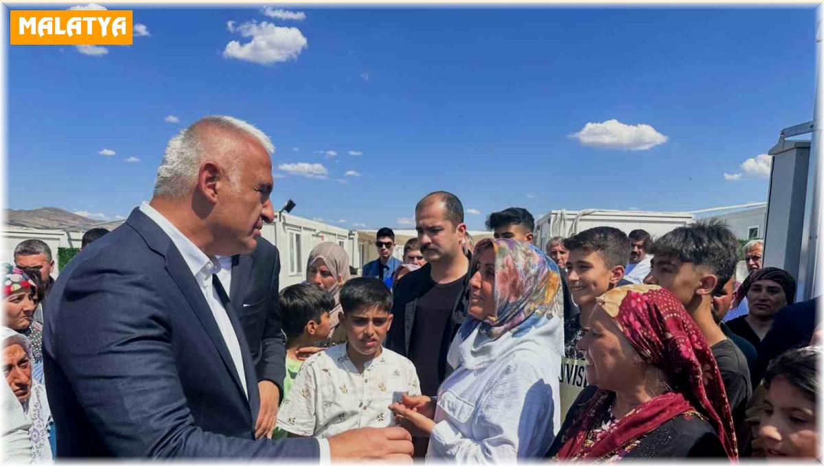 Bakan Ersoy konteyner kentte kalan depremzedelerle bayramlaştı