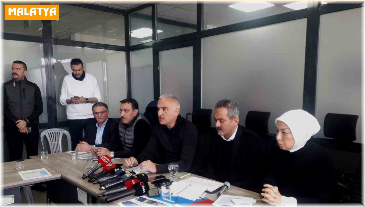 Bakan Ersoy: "Malatya'da enkaz çalışmalarına başladık"