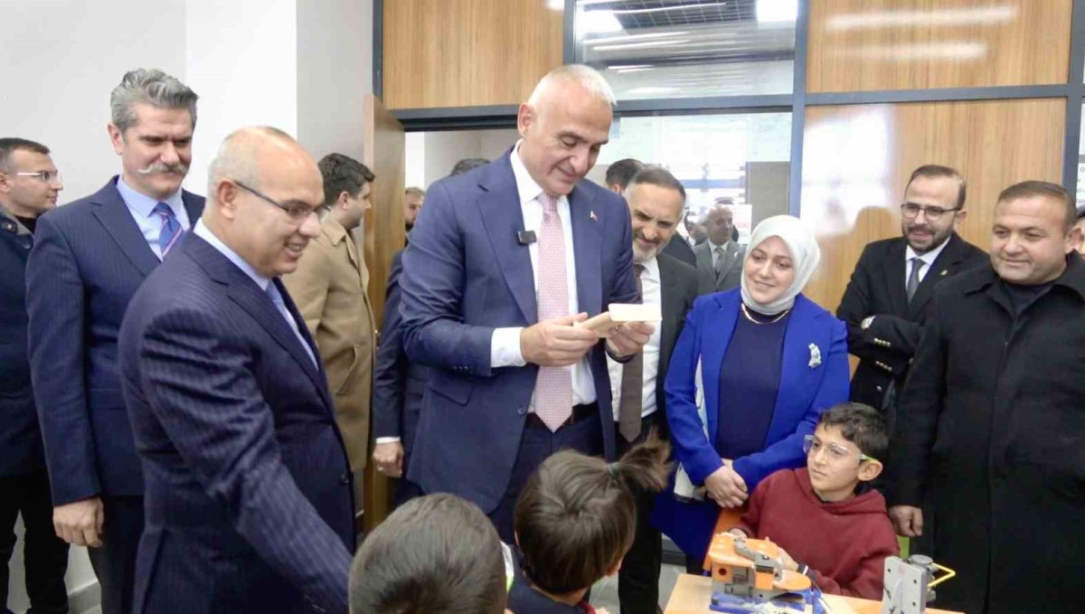 Bakan Ersoy: Patnos Kütüphanesi Gençleri Geleceğe Hazırlayacak