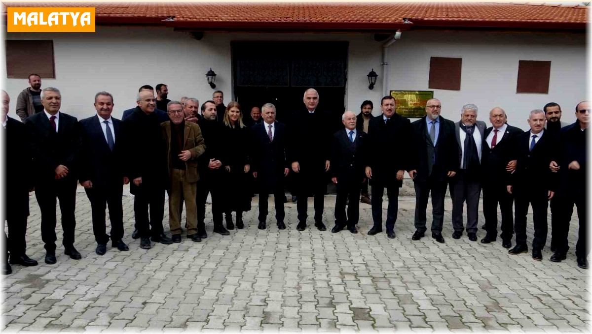 Bakan Ersoy, restorasyonu tamamlanan cemevini ziyaret etti