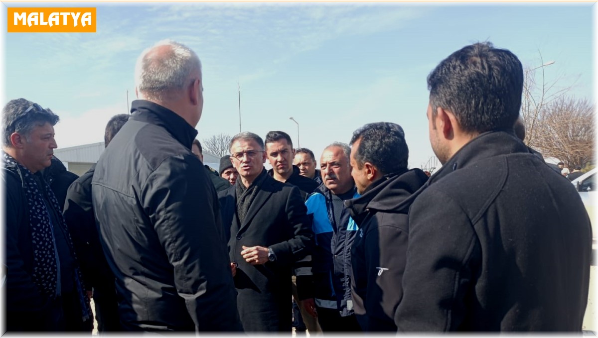 Bakan Ersoy, Tuşba Belediyesinin deprem bölgesindeki çalışmalarını inceledi