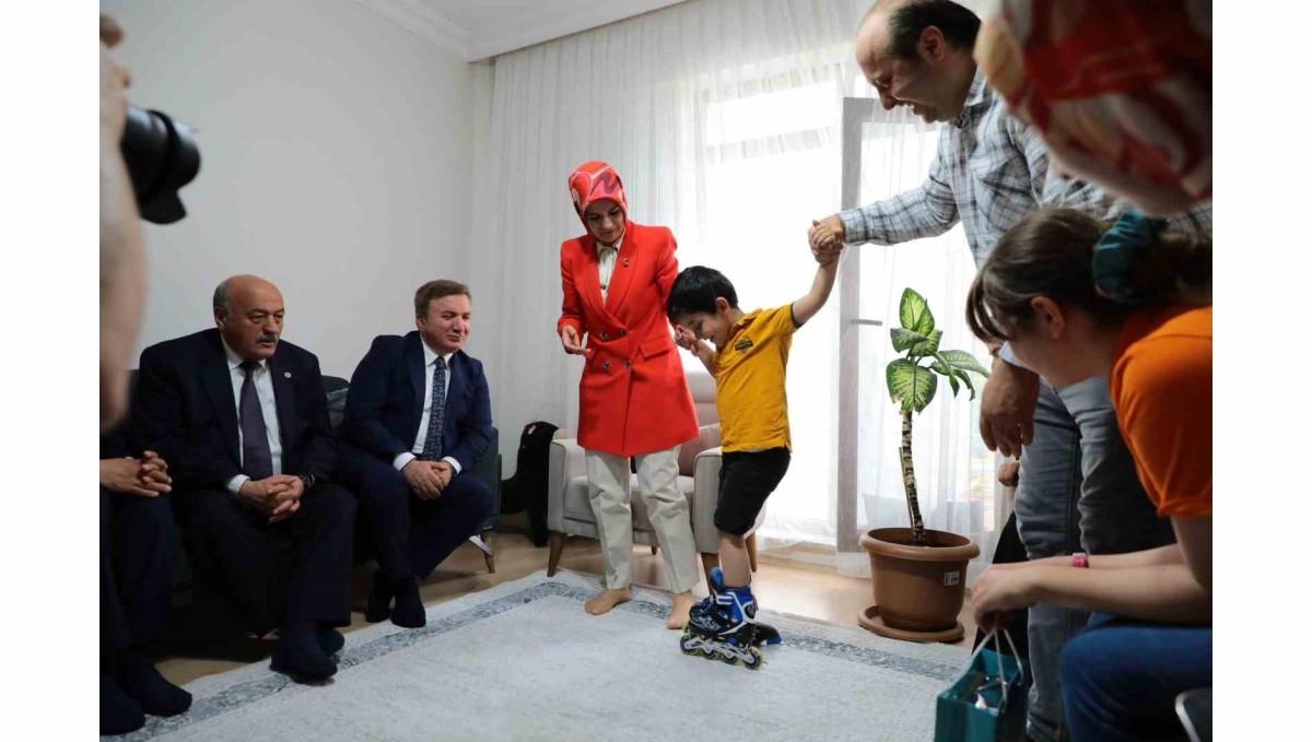 Bakan Göktaş, depremde tüm ailesini kaybeden çocuğu ziyaret etti