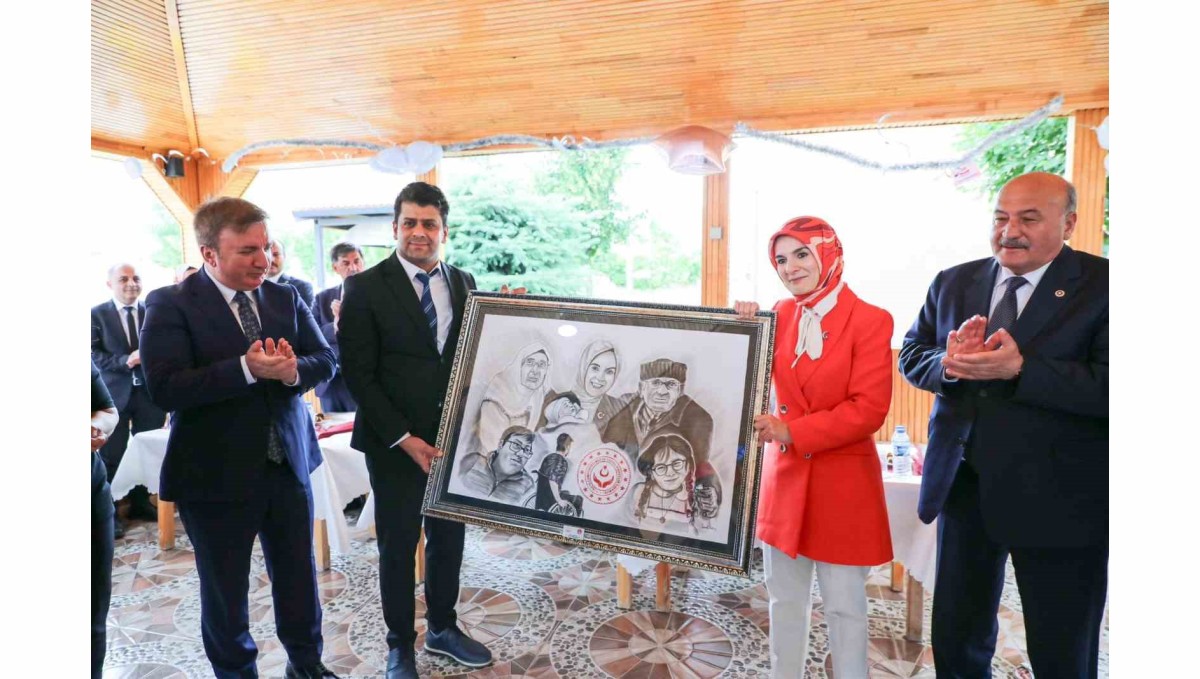 Bakan Göktaş, Engelsiz Yaşam Bakım Rehabilitasyon ve Aile Danışma Merkezi'nde incelemede bulundu