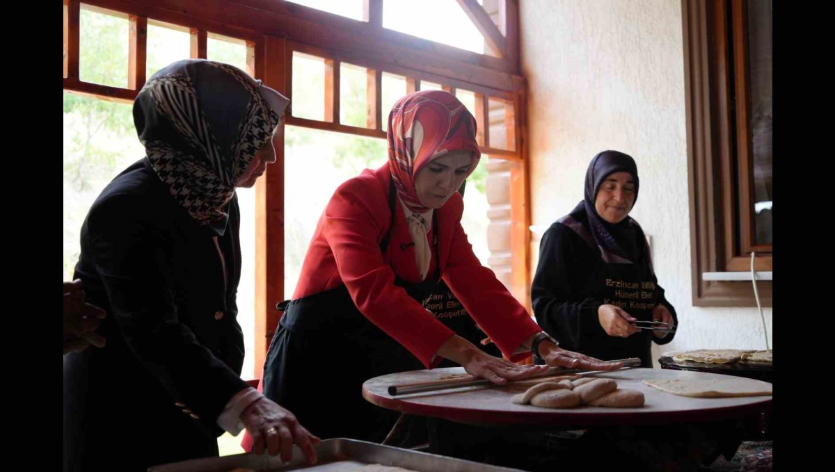 Bakan Göktaş Erzincan'da hamur yoğurdu gözleme yaptı