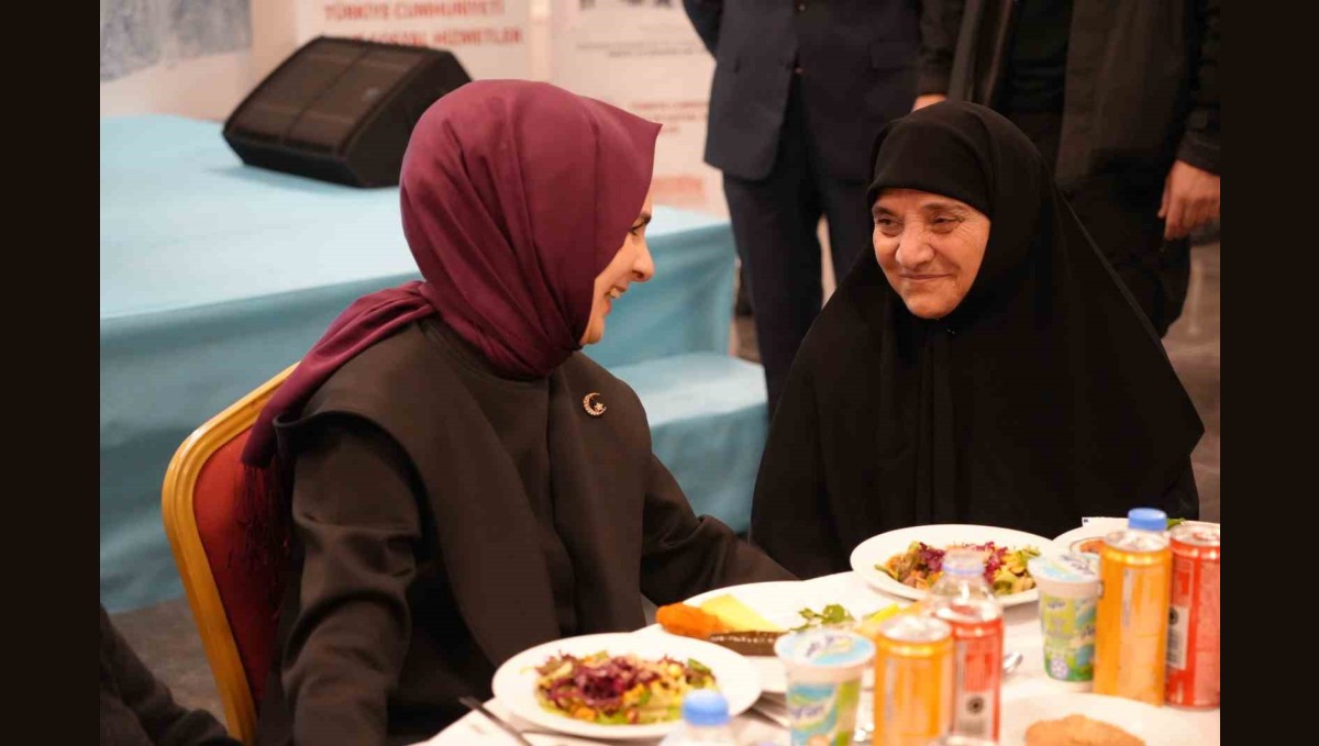 Bakan Göktaş, Kars'ta şehit yakınlarıyla gönül sofrasında buluştu