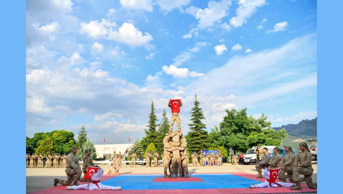 Bakan Göktaş, Tunceli'de Kıbrıs gazisiyle görüştü, jandarmanın kuruluş yıldönümüne katıldı