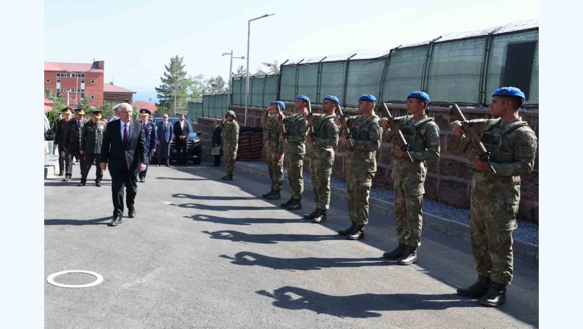 Bakan Güler, Bitlis Ahlat Komando Tabur Komutanlığını ziyaret etti