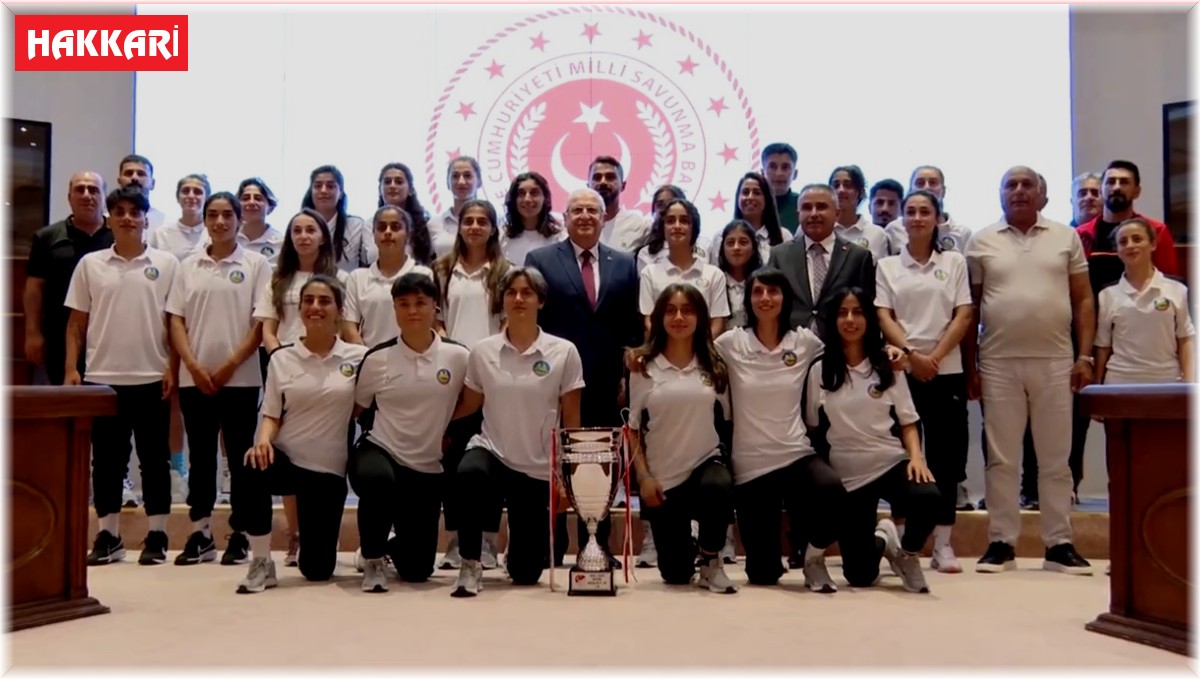 Bakan Güler, Yüksekova Belediyespor'un kadın futbolcularını ağırladı