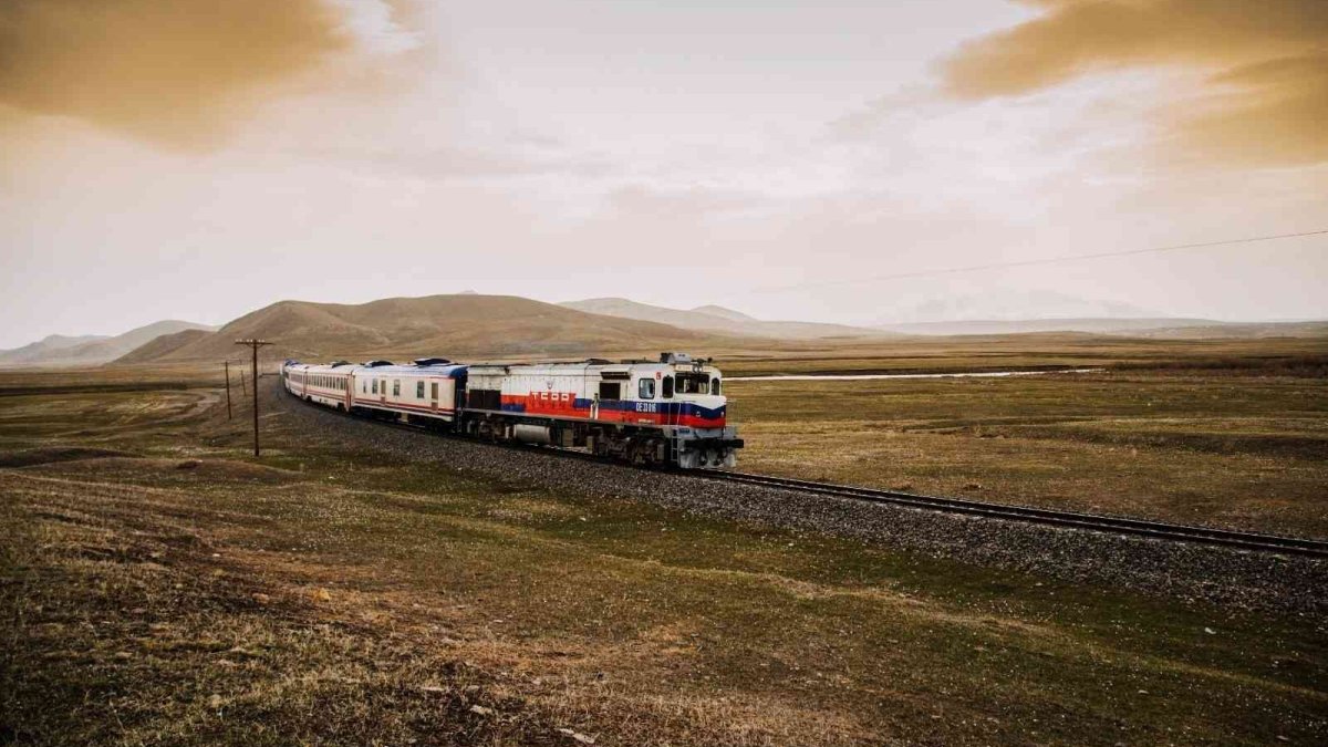 Bakan Karaismailoğlu, muhteşem manzara eşliğinde yol alan Doğu Ekspresini paylaştı