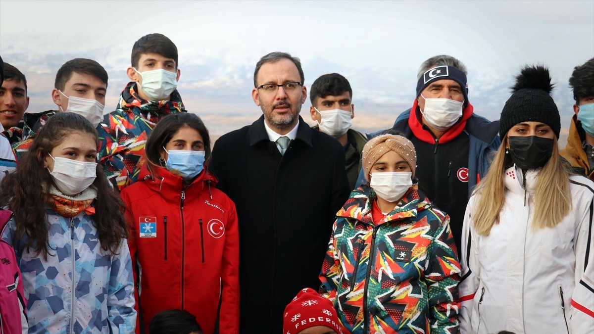 Bakan Kasapoğlu, Ağrı Dağı’nda dağcılarla buluştu: “Spor turizmi açısından Türkiye’nin çatısı”