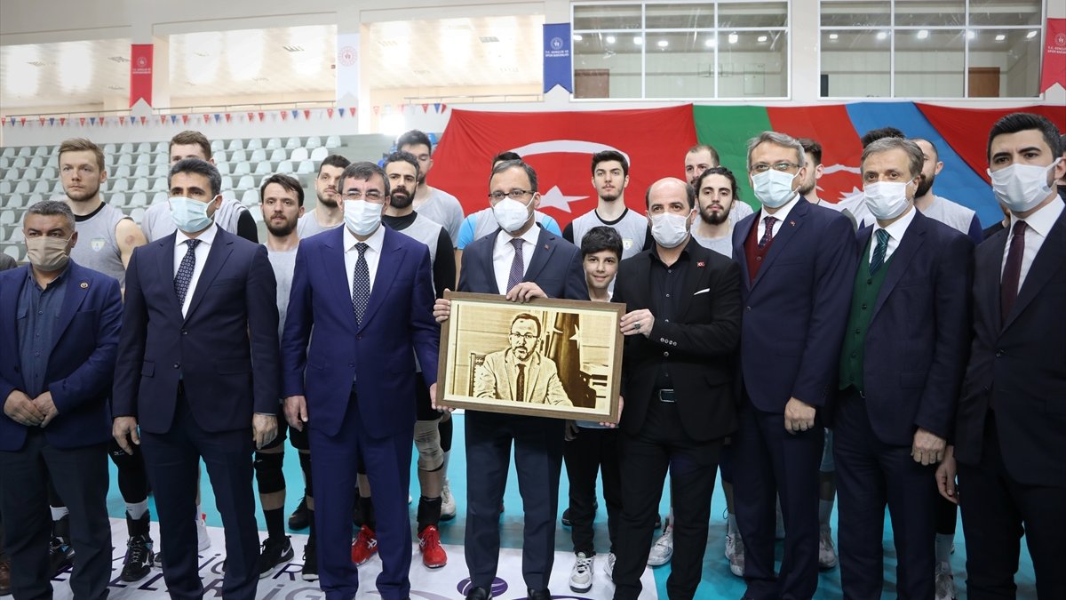 Bakan Kasapoğlu, Solhansporlu oyuncularla bir araya geldi: