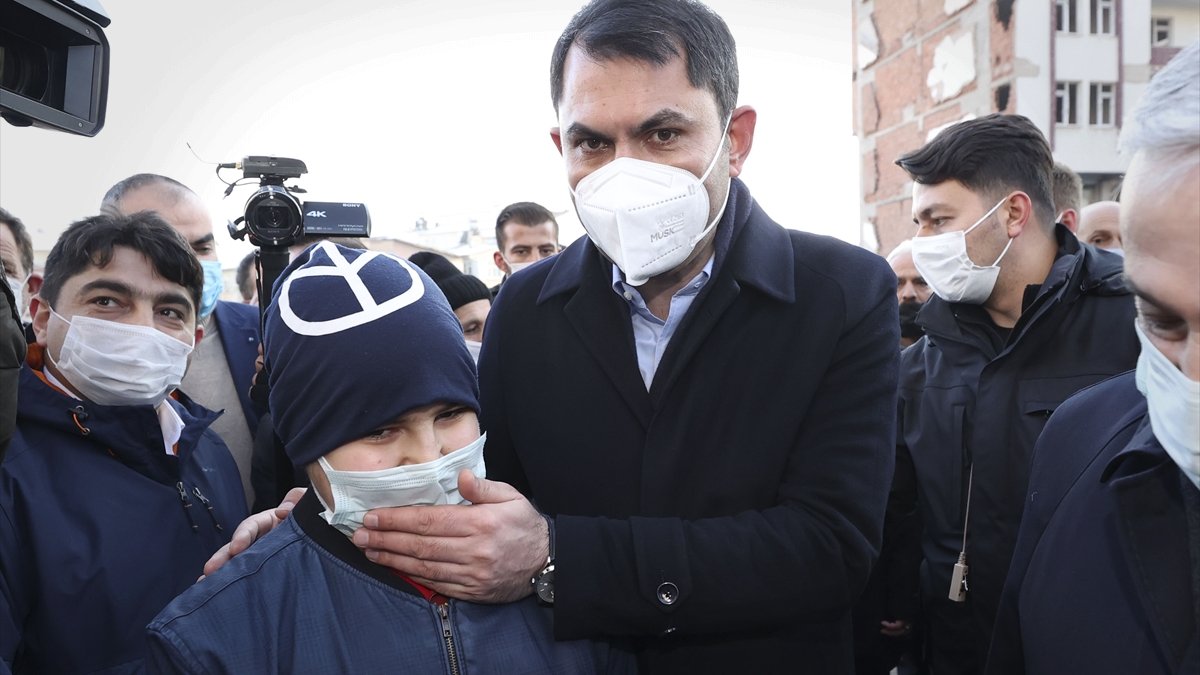 Bakan Kurum'dan Elazığ'da depremzede çocuğun yaptığı maket eve tam not