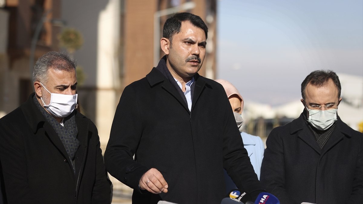 Bakan Kurum'dan, Elazığ'da depremzedeler için yapımı süren ve tamamlanan konutlarda inceleme: