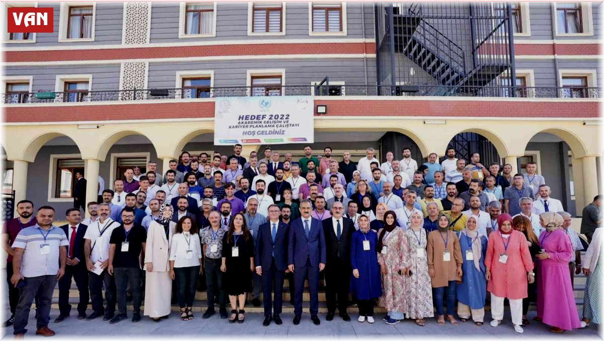 Bakan Özer'den 'Akademik Gelişim ve Kariyer Planlama Toplantısı'na sürpriz ziyaret