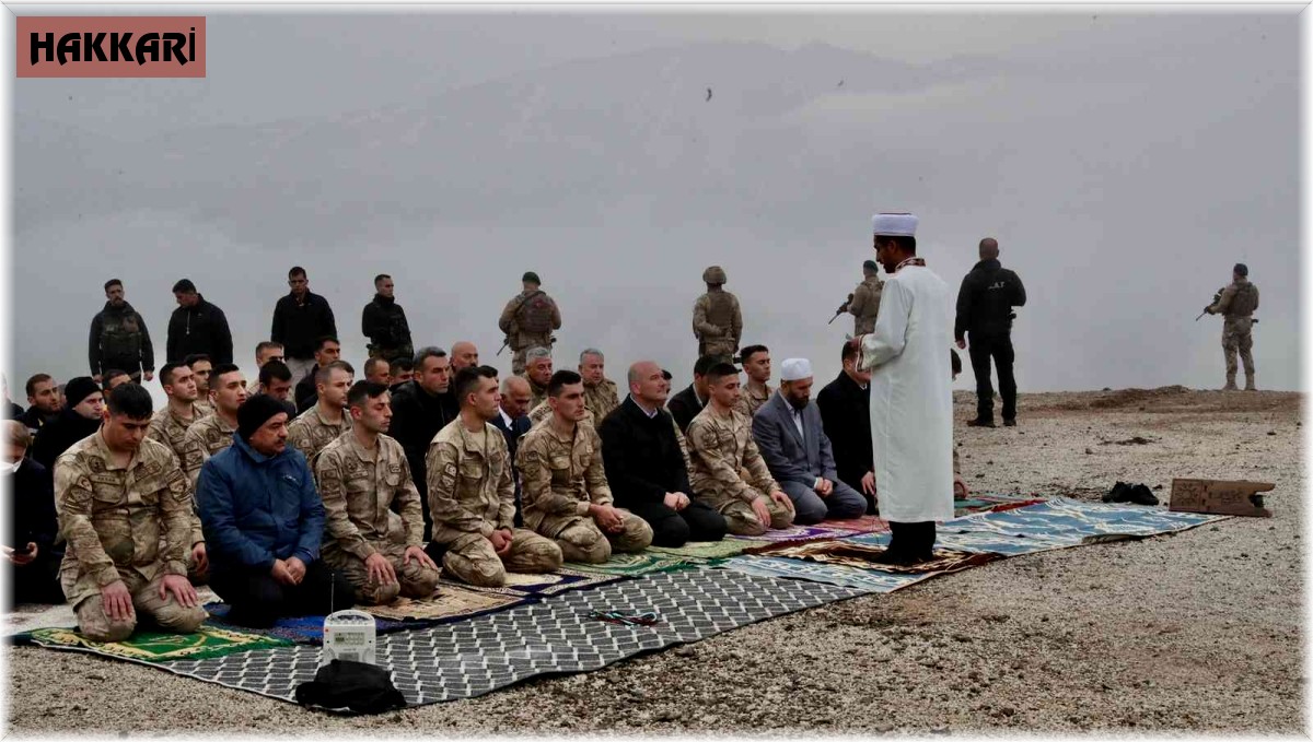 Bakan Soylu bayram namazını Mehmetçikle kıldı