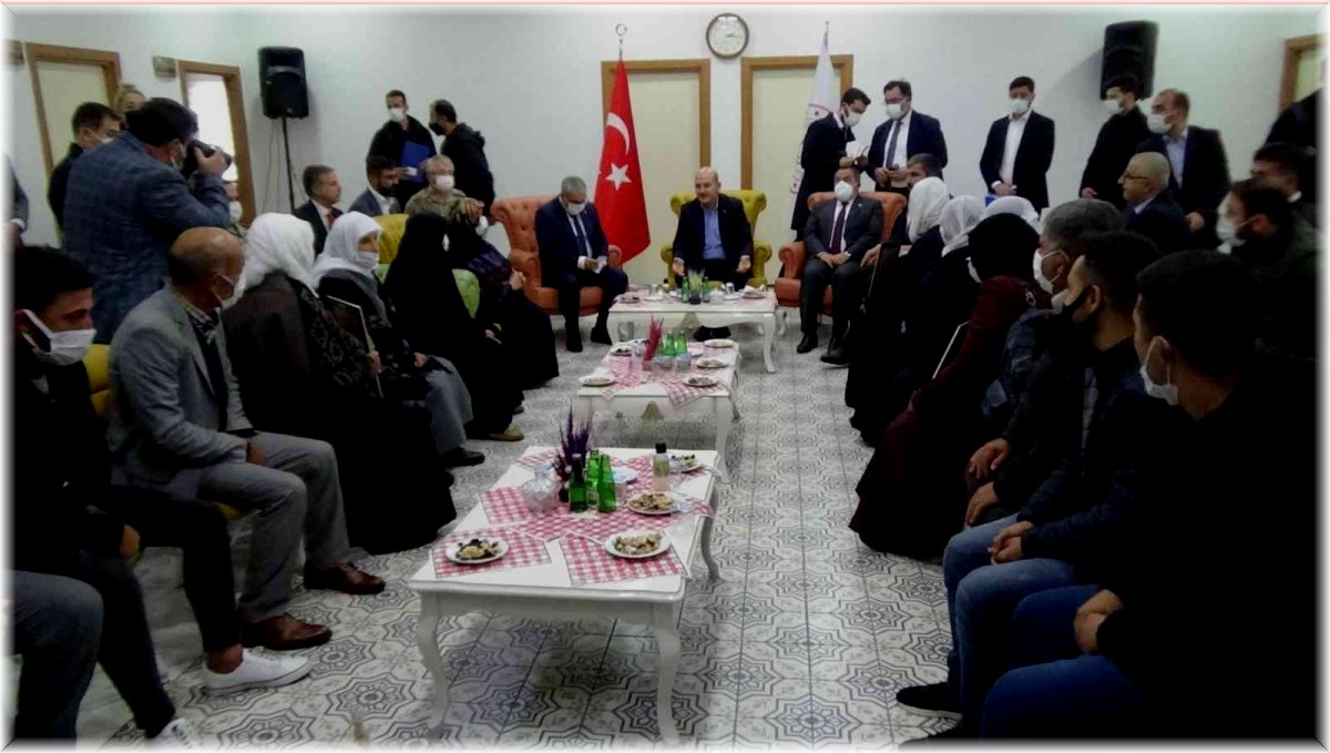 Bakan Soylu dağa kaçırılan çocukları için eylem yapan annelerle buluştu