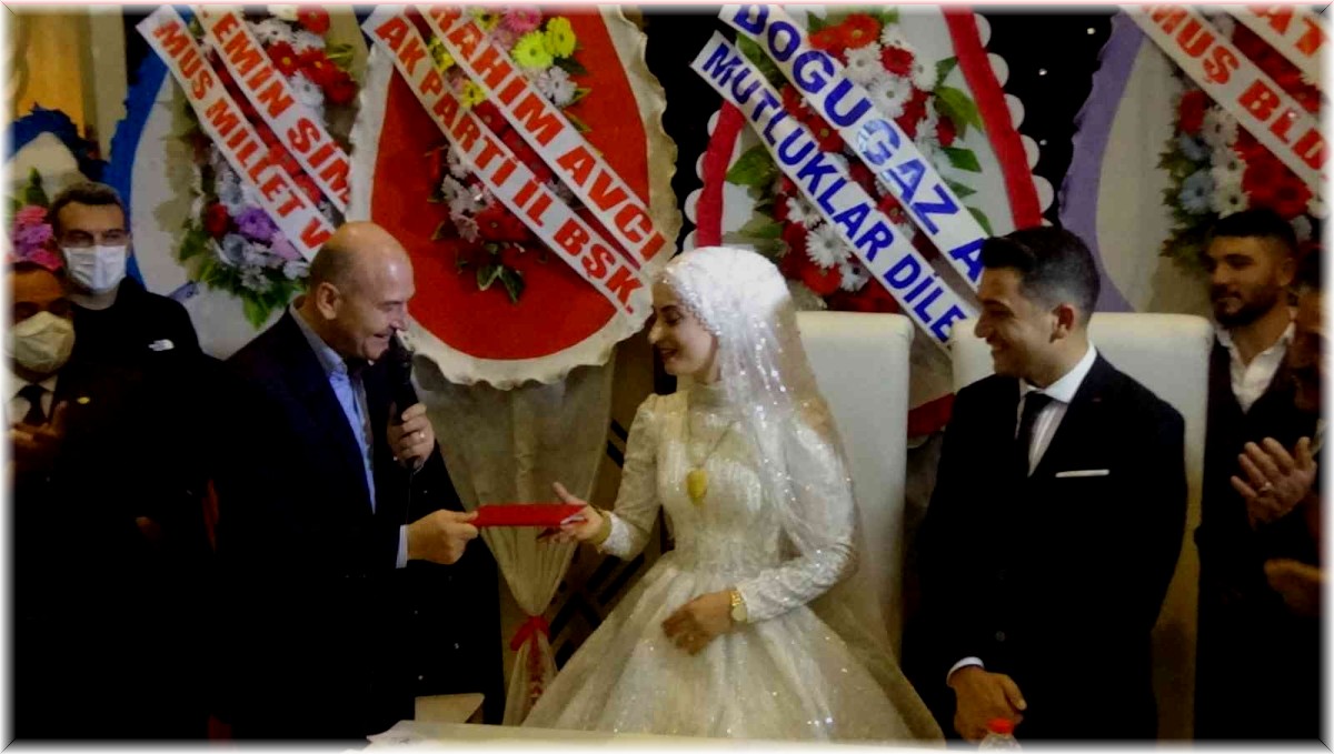 Bakan Soylu, Muş'ta nikah şahitliği yaptı