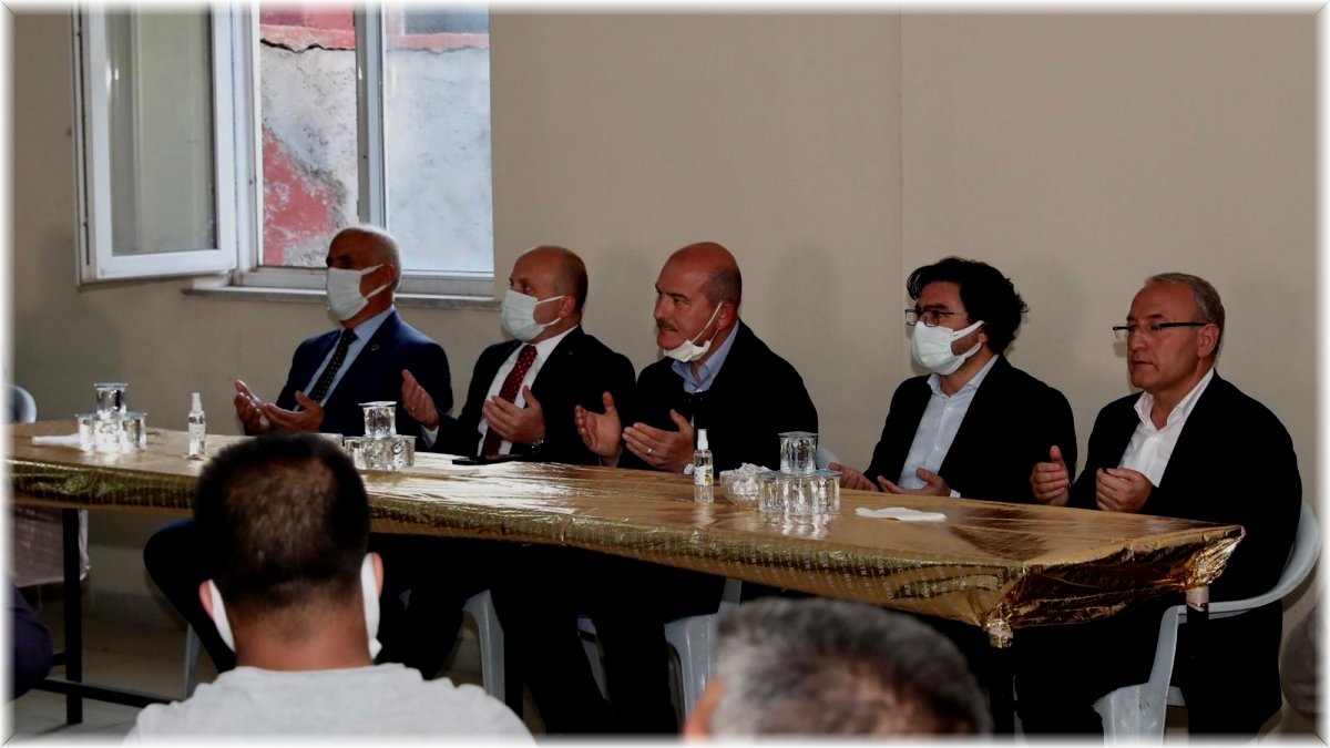 Bakan Soylu, Patnos’ta hayatını kaybedenlerin ailelerine taziye ziyaretinde bulundu