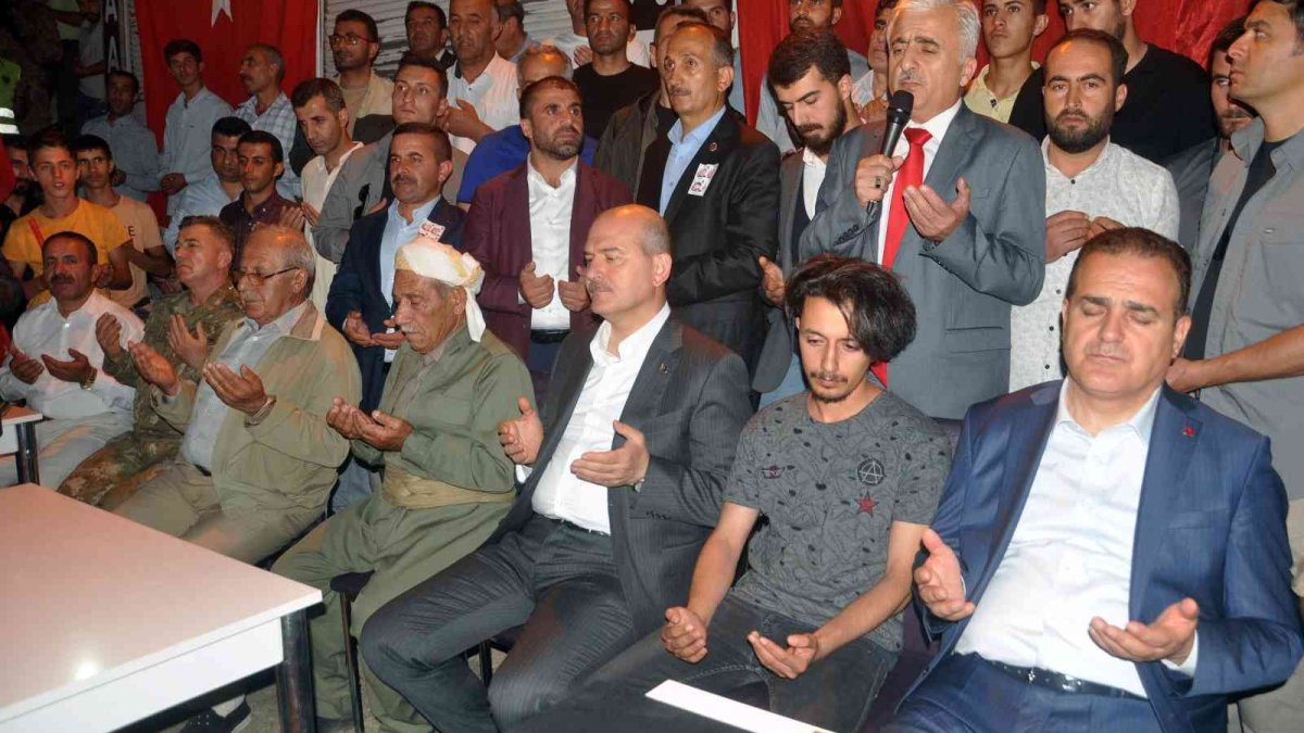 Bakan Soylu, şehit olan güvenlik korucularının taziyesine katıldı