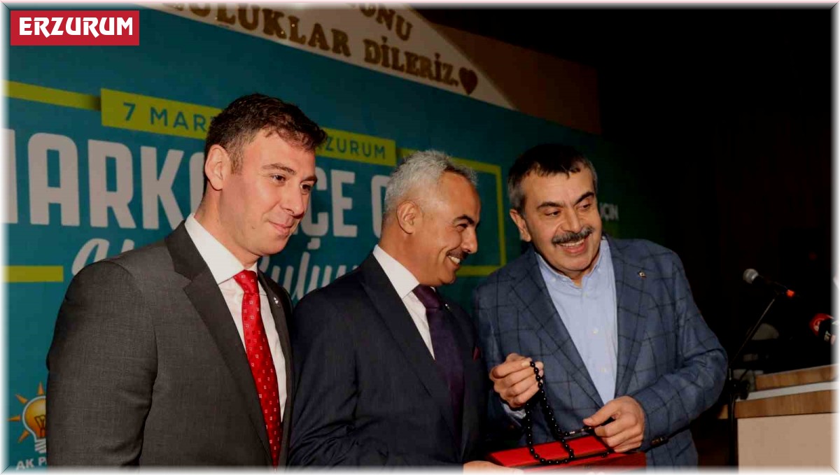 Bakan Tekin'e Oltu taşı tesbih hediye ettiler