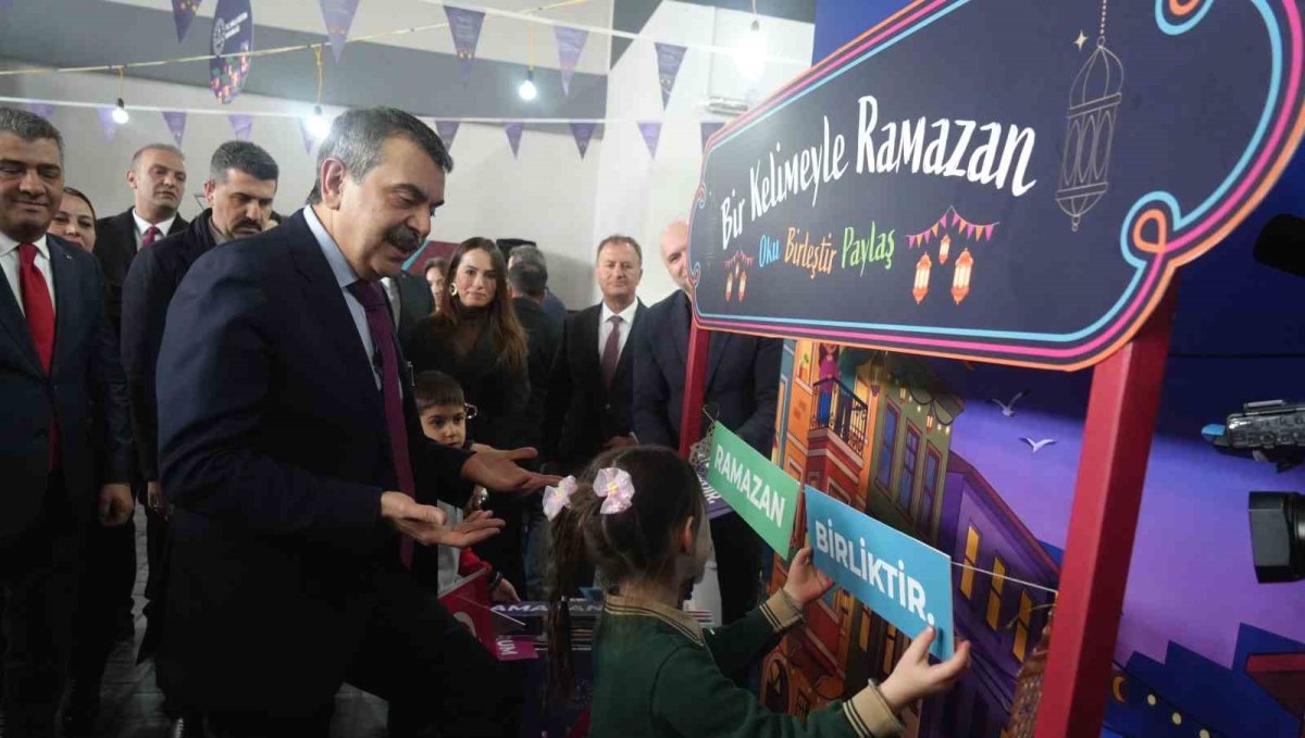 Bakan Tekin, Erzurum'da çocuklarla Ramazan Şenliği'nde buluştu
