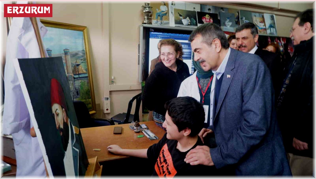 Bakan Tekin, gençlerle türkü söyledi, bayrak törenine katıldı