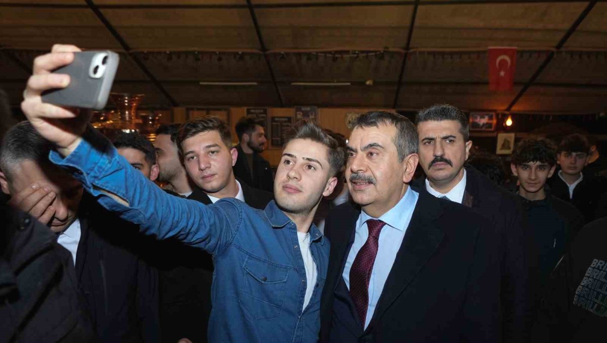 Bakan Tekin Ramazan çadırında gençlerle buluştu