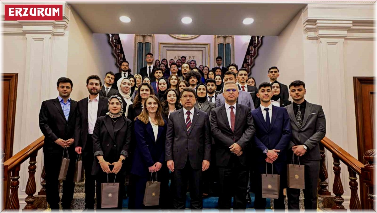 Bakan Tunç Erzurum'dan gelen genç hukukçularla görüştü