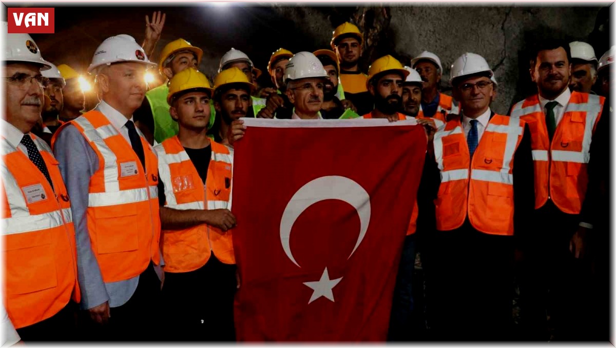 Bakan Uraloğlu: "Dünyanın gıptayla baktığı projeleri başarıyla tamamladık ve hayata geçirdik"