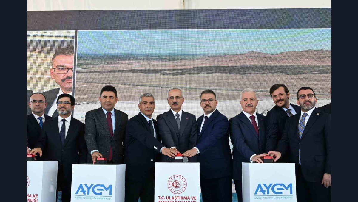 Bakan Uraloğlu: Zengezur koridoru, Türkiye, Azerbaycan ve Ermenistan arasında ekonomik işbirliğini güçlendirecek, bölgesel barışı pekiştirecek