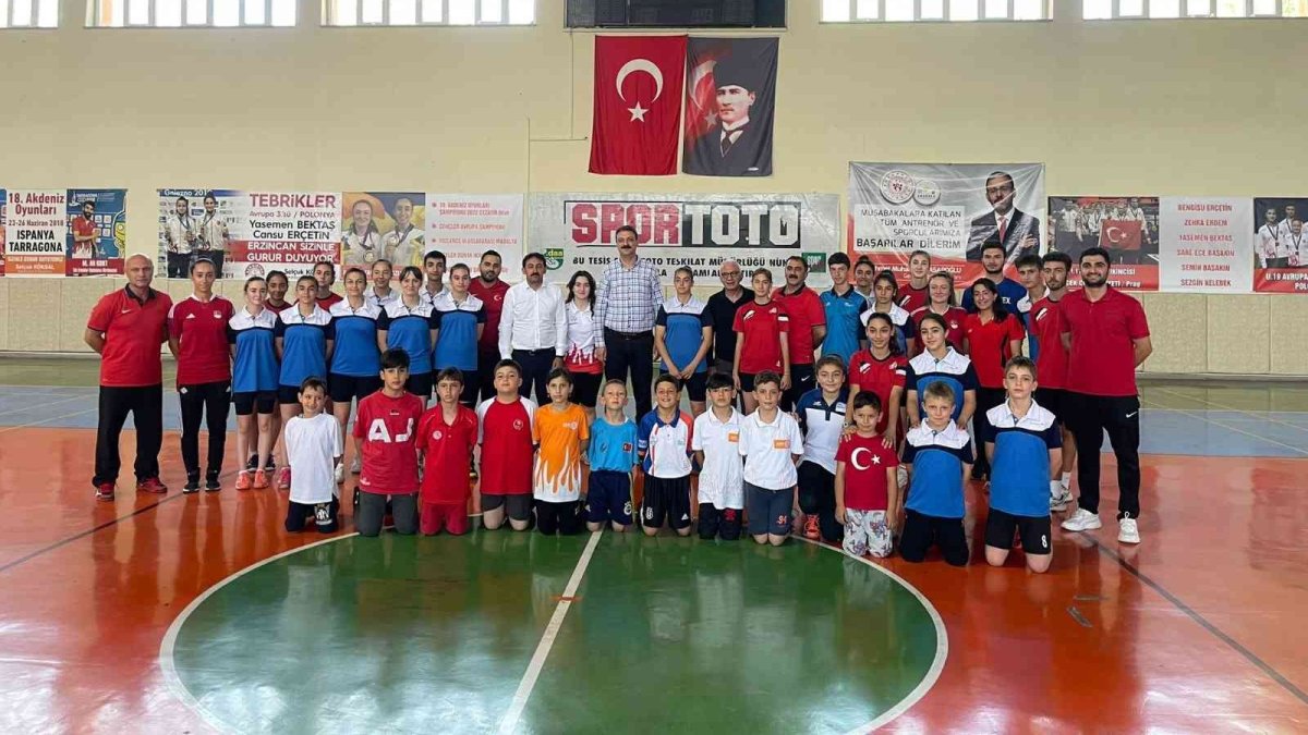 Bakan Yardımcısı Aksu, altın madalya kazanan badminton sporcularını tebrik etti