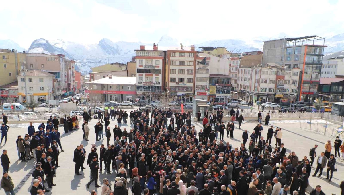 Bakan Yardımcısı Çelik Hakkari'den ayrıldı