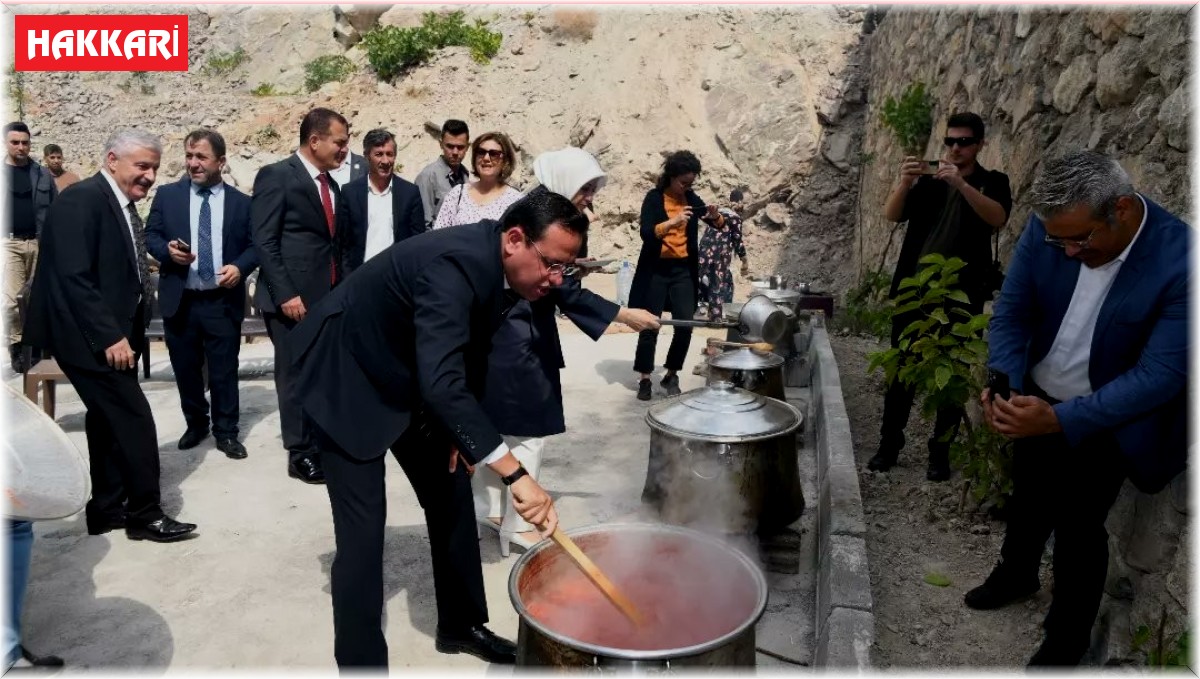 Bakan Yardımcısı Gizligider Hakkari'de üretici kadınlarla salça yaptı