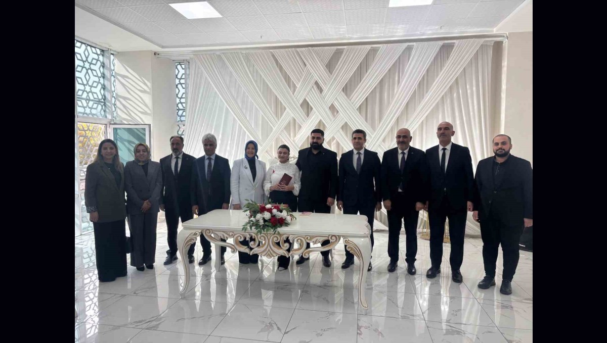 Bakan Yardımcısı Yenigün, 'Evlenecek Gençlerin Desteklenmesi Projesi'nden yararlanan çiftin nikah şahidi oldu