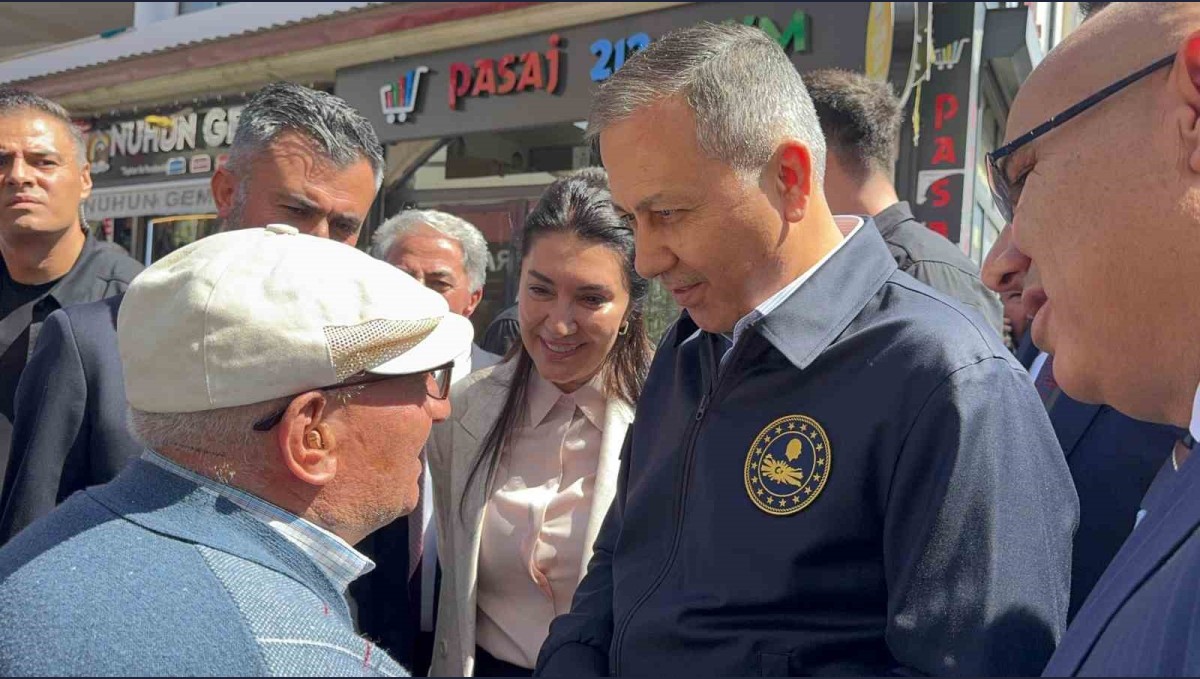 Bakan Yerlikaya Ağrı'da esnafla buluştu, taleplerini dinledi