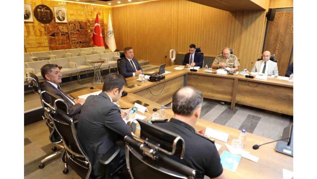 Bakan Yerlikaya ve Uraloğlu, valilerle VKS üzerinden toplantı yaptı