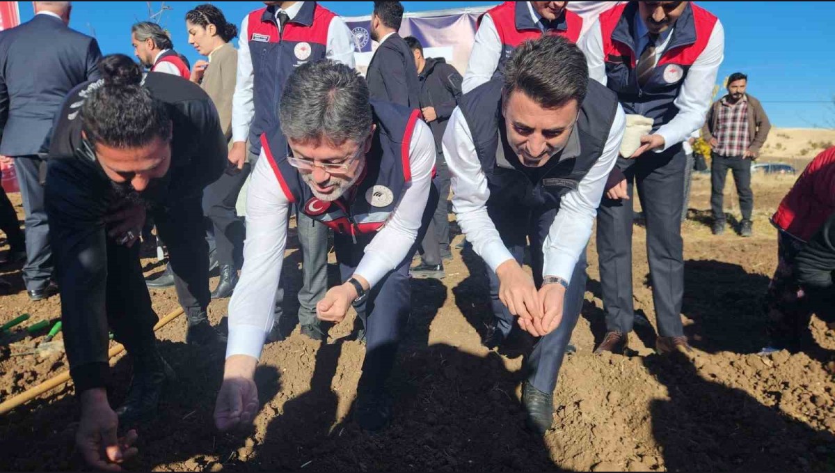 Bakan Yumaklı, Tunceli'de dağ sarımsağı ekti, balık yetiştiricileriyle bir araya geldi