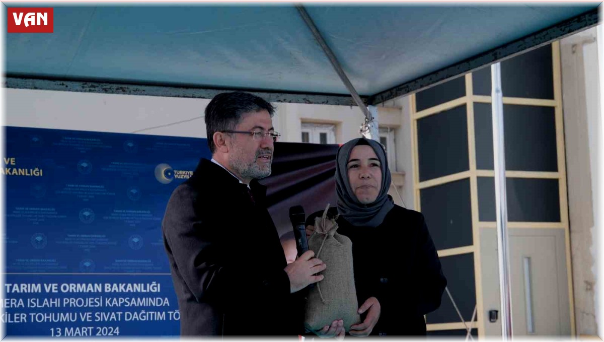 Bakan Yumaklı, Vanlı çiftçilere tohum dağıttı