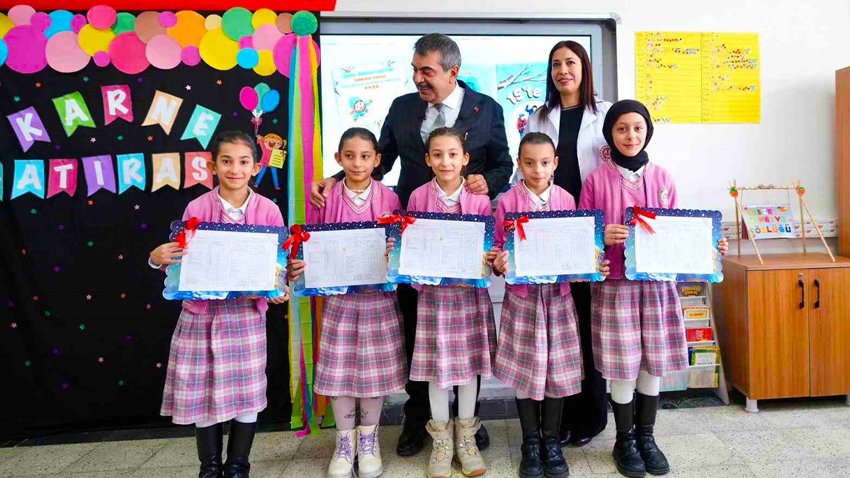 Bakan Yusuf Tekin, Ağrı’da beşiz kardeşlerin karne sevincine ortak oldu