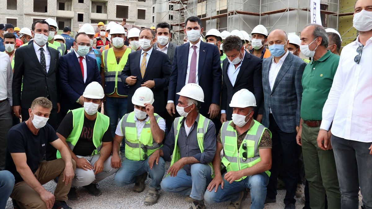 Bakanı Kurum Elazığ'da depremzedeler için yapılan konutlarda incelemelerde bulundu