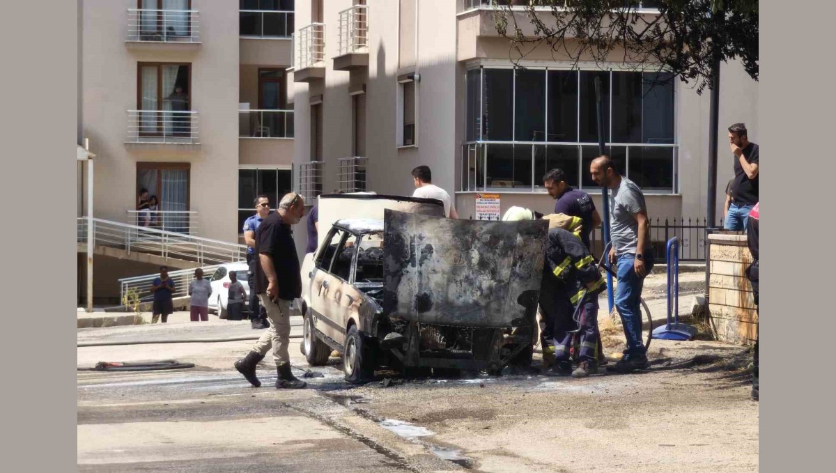 Bakkala gitmek için indi, aracı alevlere teslim oldu