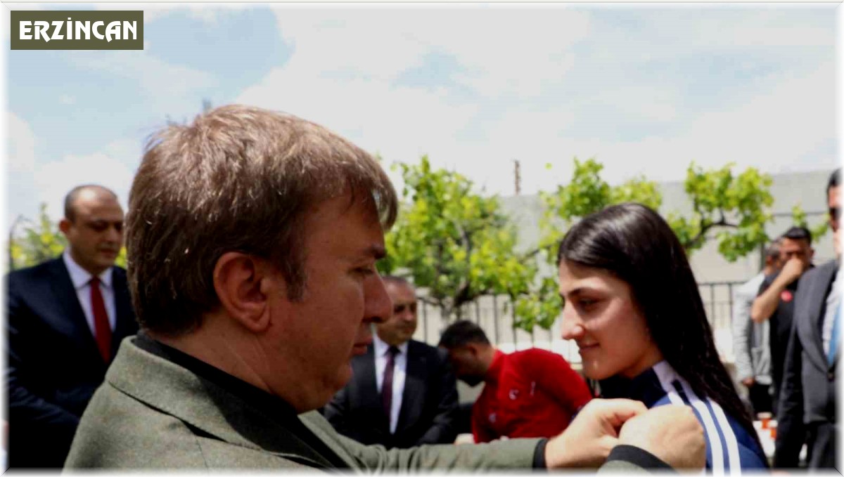 Bakü'de gümüş madalya kazanan Elvira'yı Vali Aydoğdu tebrik etti