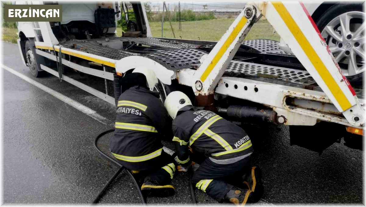 Balataları yanan otomobil yüklü tıra itfaiye müdahale etti