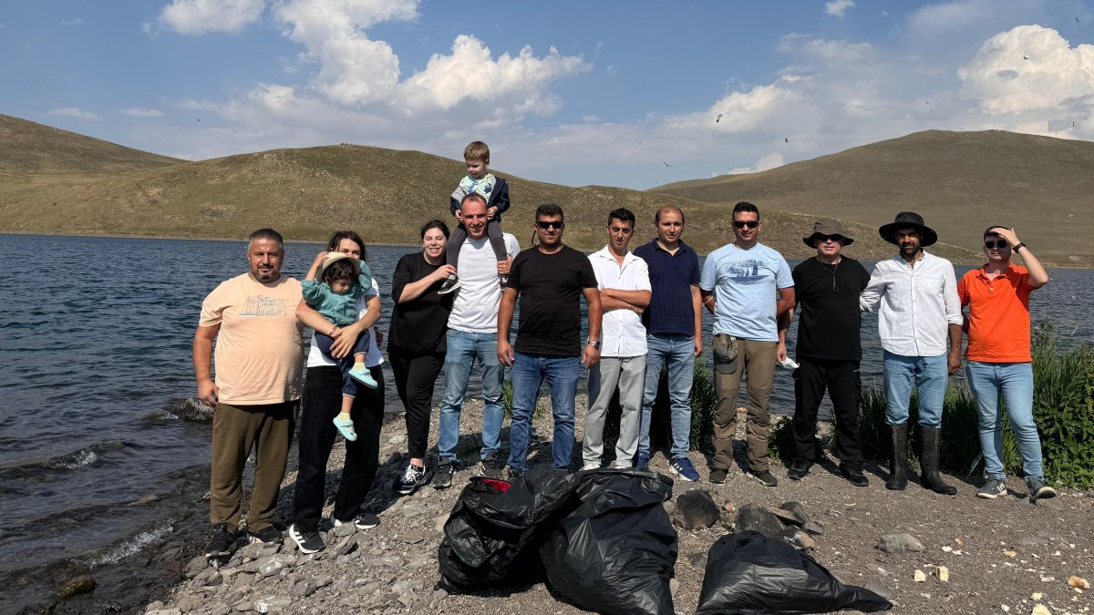 Balık Gölü'ndeki kuş adasında gönüllüler çöpleri topladı