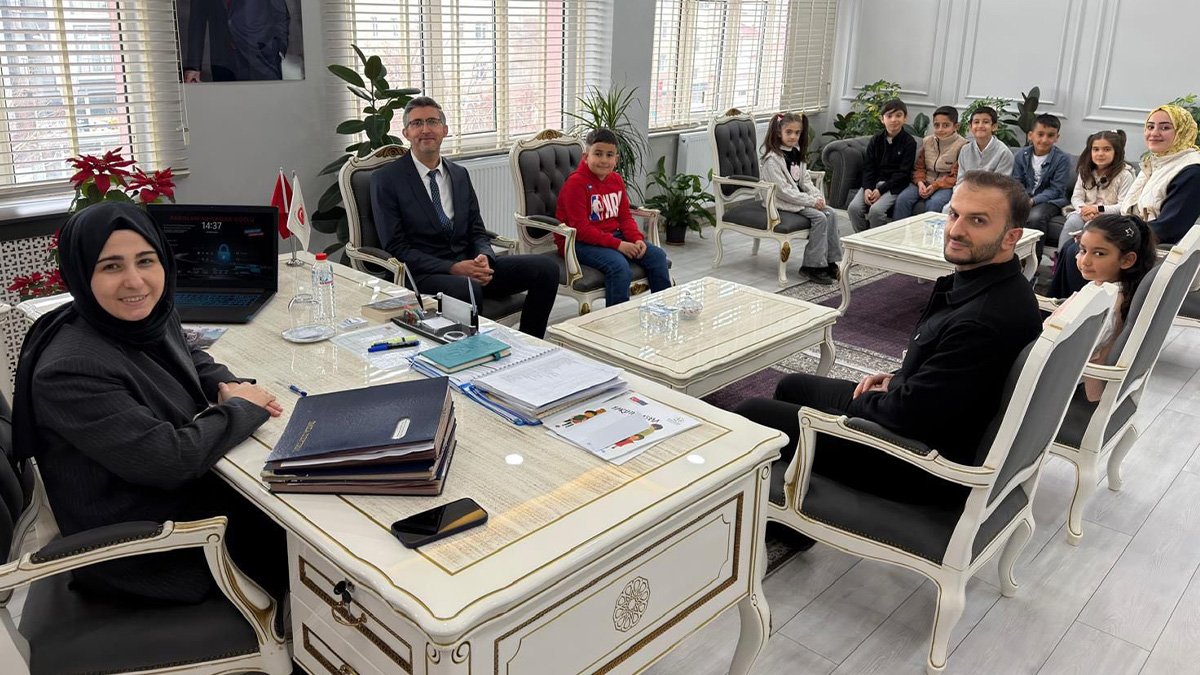 Balıkgölü öğrencileri Taşlıçay Kaymakamı Kılıç’ı ziyaret etti