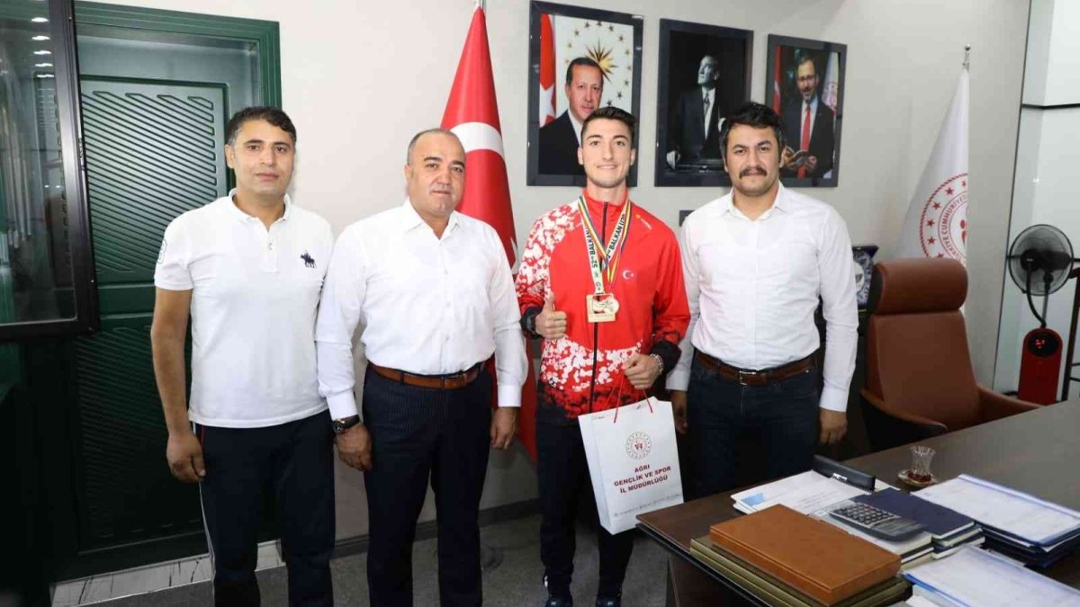 Balkan şampiyonu Ali Demir il müdürünü ziyaret etti